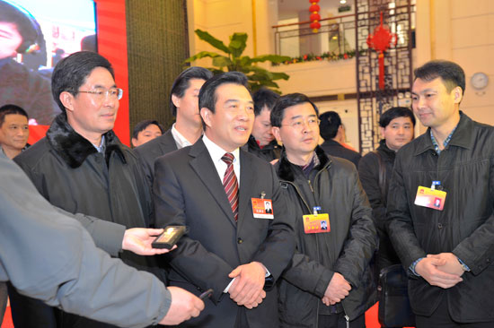 白红战参观搭设在代表驻地的“两会”直播间