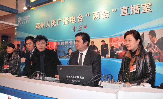 部分人大代表在郑州人民广播电台“两会”直播间现场接受采访并与听众互动交流