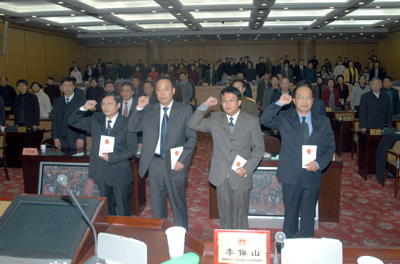 市十二届人大常委会第十五次会议结束(图)