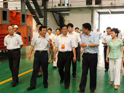 全国人大代表专题调研我市战危机保增长情况（图）