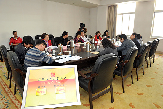 主任接待代表日：人大代表建议完善农机具购置补贴相关政策