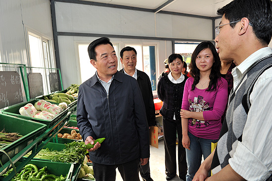 市人大常委会对我市蔬菜流通体系建设情况进行视察