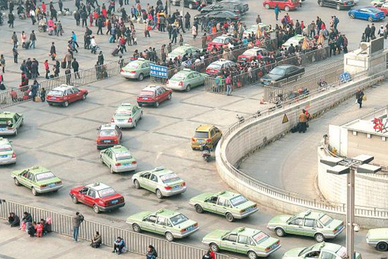 郑州晚报：建立农民工之家、加强火车站区域交通管理、物业自治这些提案都与民生相关