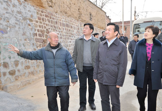 市人大常委会领导赴上街区调研新型农村社区建设