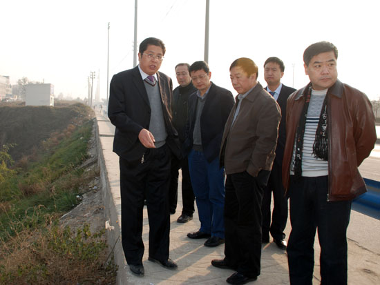 二七区人大常委会视察生态水系截污治理工作