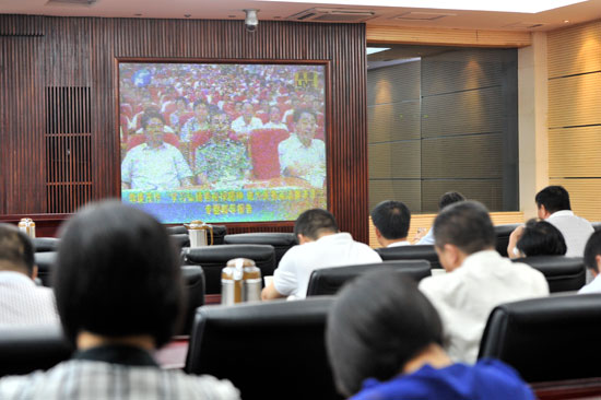 市人大常委会机关集体收看省委群众路线教育活动报告会