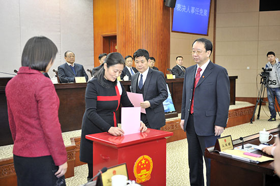 郑州市十四届人大常委会第八次会议举行