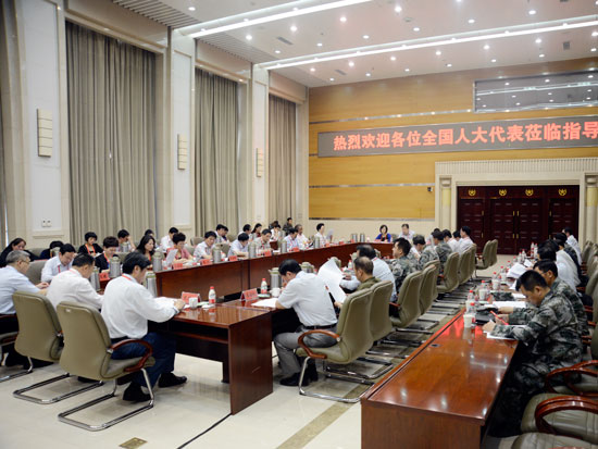 驻豫全国人大代表在郑调研军民融合发展