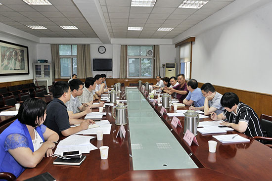 市人大常委会经济工委组织代表视察代表议案、建议办理进展情况