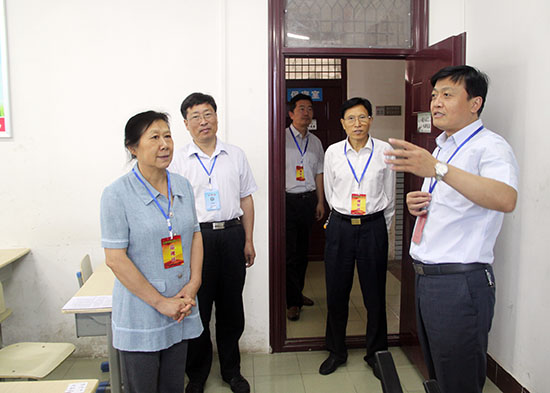 市人大副主任舒安娜巡视中考考点