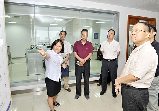 市人大常委会视察我市工业转型升级情况