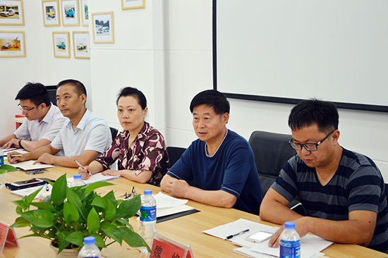 面对面听民意查民情——管城区人大常委会主任牛延平到陇一社区调研“三严三实”开展情况