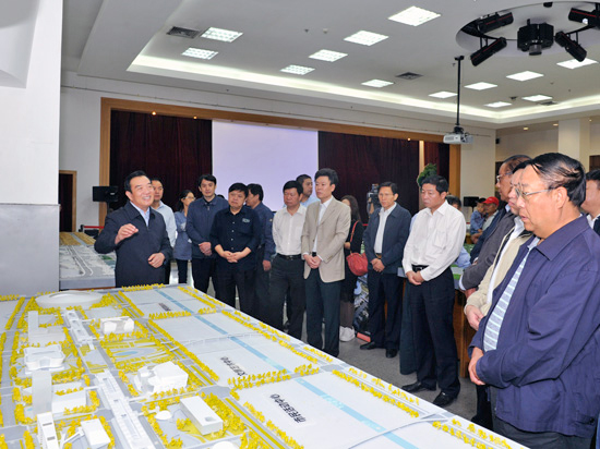 市人大常委会机关参观郑州市民公共文化服务区“四个中心”建筑设计方案展
