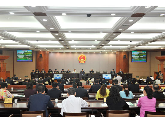 郑州市十四届人大常委会第十二次会议举行第二次全体会议