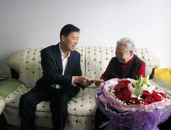 管城区人大常委会重阳节慰问长寿老人