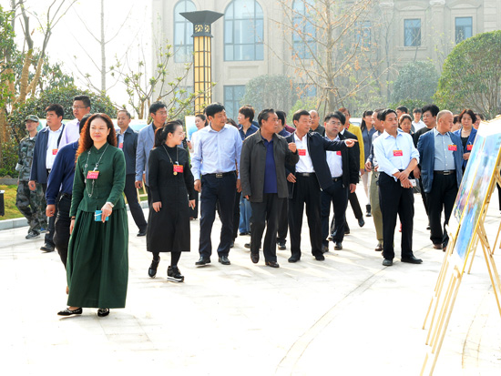 新密市人大常委会组织驻密郑州市人大代表视察全市经济社会发展情况