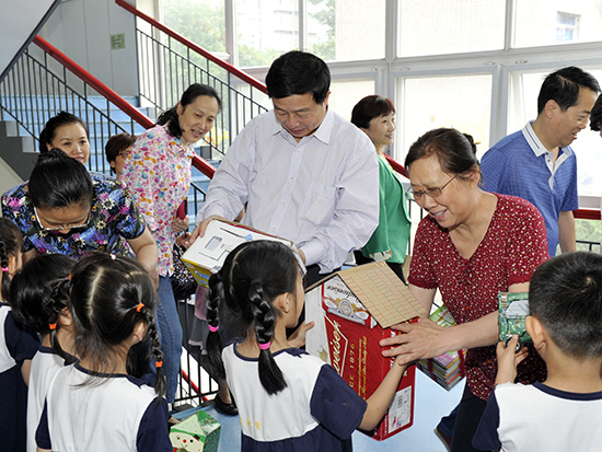 市人大常委会开展“六一”慰问活动