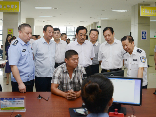 省人大常委会执法检查组莅郑检查我市贯彻实施道路交通安全法情况