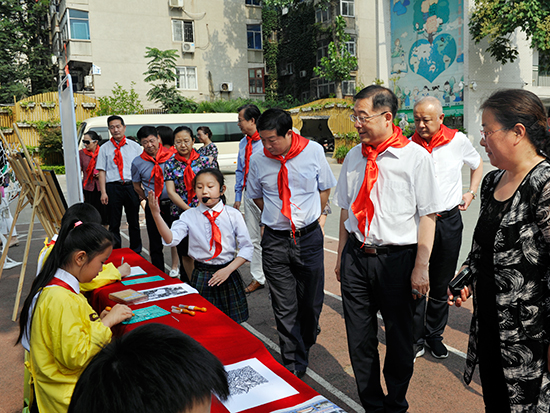 市人大常委会开展“六一”慰问活动