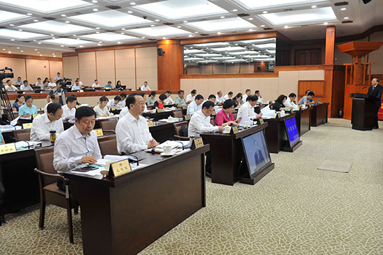 市人大常委会委员认真听取报告