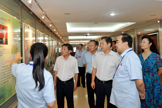 市人大常委会评议调查组听取市中级人民法院立案登记制度改革工作情况汇报
