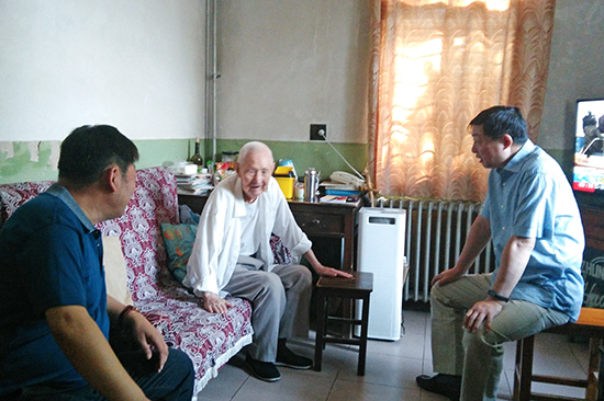市人大常委会领导“七一”前夕看望机关离休党员和困难党员