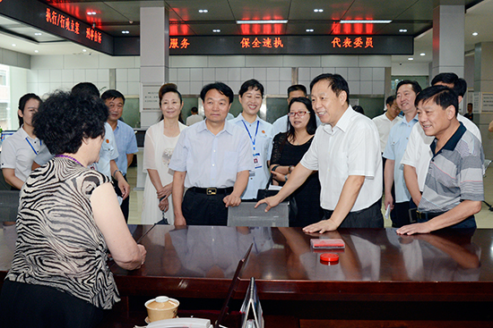 市人大常委会立视察市中级人民法院立案登记制度改革工作
