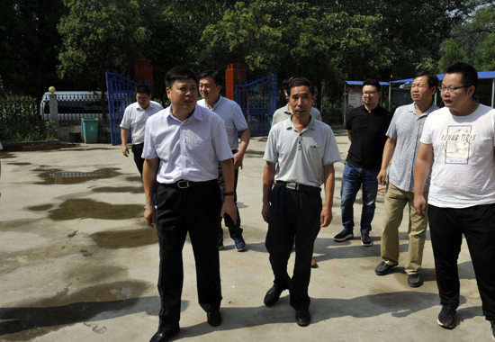 推进农村精神文明建设市人大常委会办公厅下村“结对子”