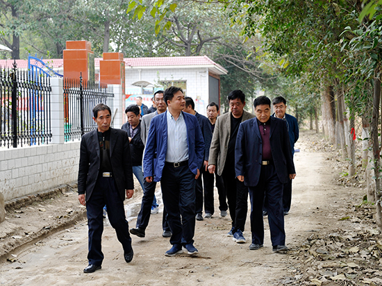 市人大常委会办公厅到文明单位结对帮扶村开展调研活动