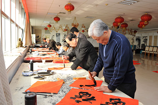 市人大常委会机关工会开展“迎新春写春联送温暖”活动