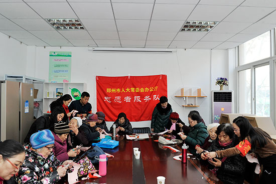 市人大机关开展“传统文化进社区”新春剪纸活动