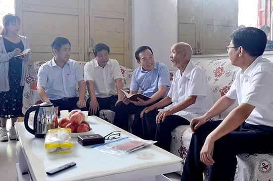 市人大常委会领导慰问困难党员、老党员