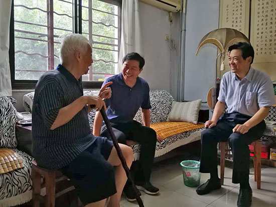 市人大常委会王福松秘书长走访慰问机关离休党员和生活困难的老党员