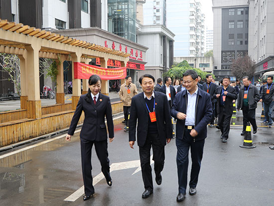 二七区人大常委会组织市区两级人大代表视察二七检察院工作