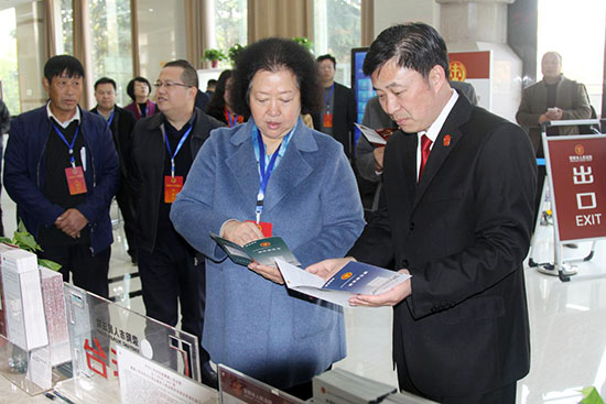 荥阳市人大常委会视察法院立案登记制度改革工作