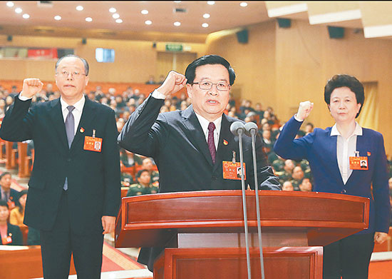 省十三届人大二次会议举行第三次大会——王国生当选省人大常委会主任赵素萍马懿当选省人大常委会副主任