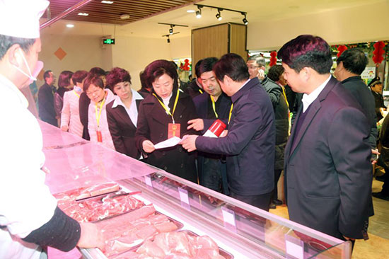 登封市人大常委会视察春节物资储备和食品安全工作