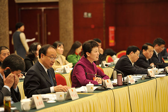 焦豫汝与代表共同审议政府工作报告——努力在新时代中原更加出彩中先出彩出重彩
