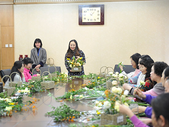 市人大常委会举办庆祝三八节插花艺术活动