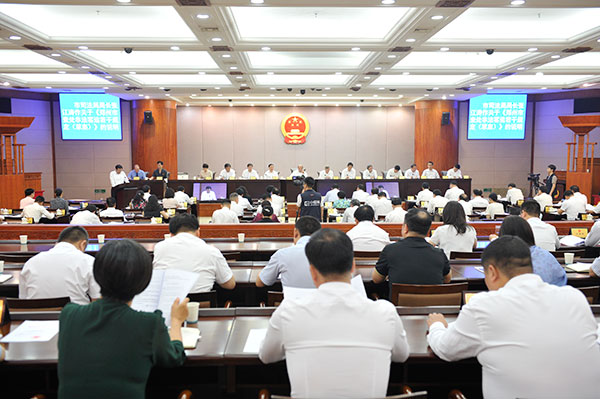 市十五届人大常委会举行第七次会议第一次全体会议