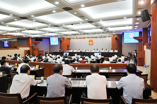 市十五届人大常委会第七次会议举行第二次全体会议