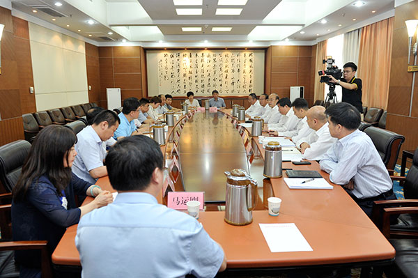 市人大常委会举行人大代表座谈会