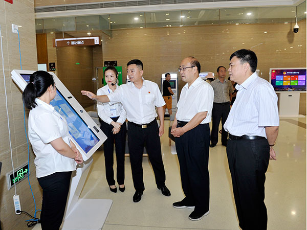 市人大常委会主任胡荃调研郑州市政务服务中心运行情况