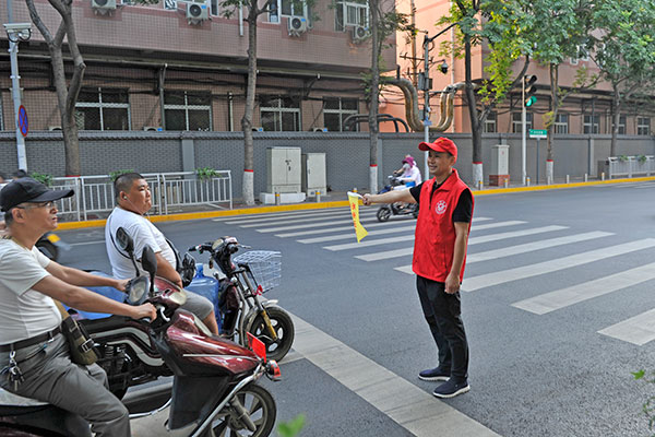 郑州市人大常委会办公厅开展绿城“红绿灯”文明交通志愿服务行动