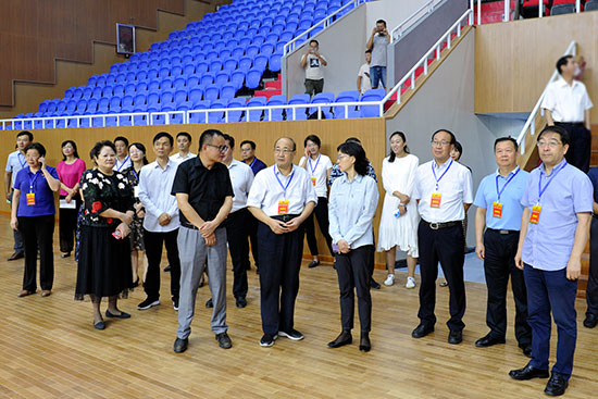市人大常委会视察民族运动会筹备工作