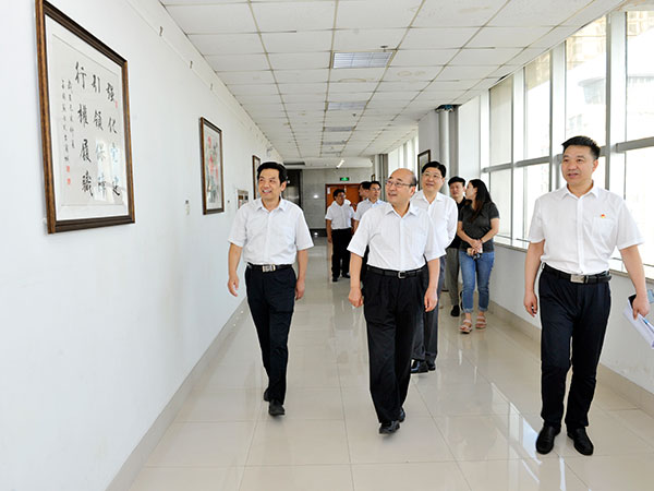 郑州市人大常委会机关庆祝建国70周年书画摄影展开幕