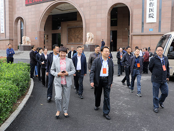 二七区人大常委会组织市区两级人大代表视察医疗保障工作