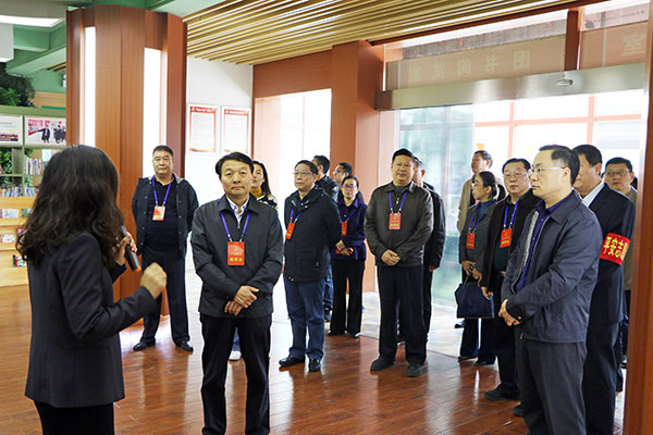 二七区人大常委会组织市区两级人大代表视察全区教育工作