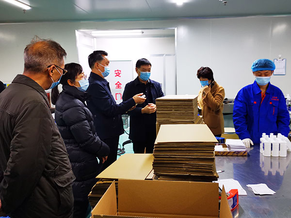 省人大常委会副主任王保存到我市调研防疫物资生产企业生产扩能情况