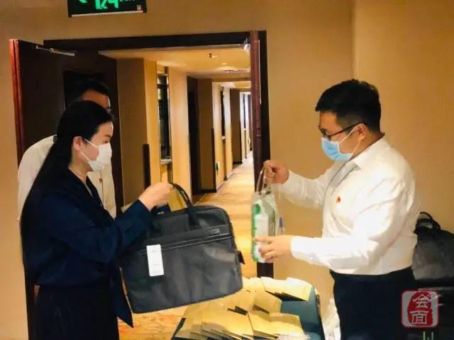 出席市十五届人大三次会议的代表报到